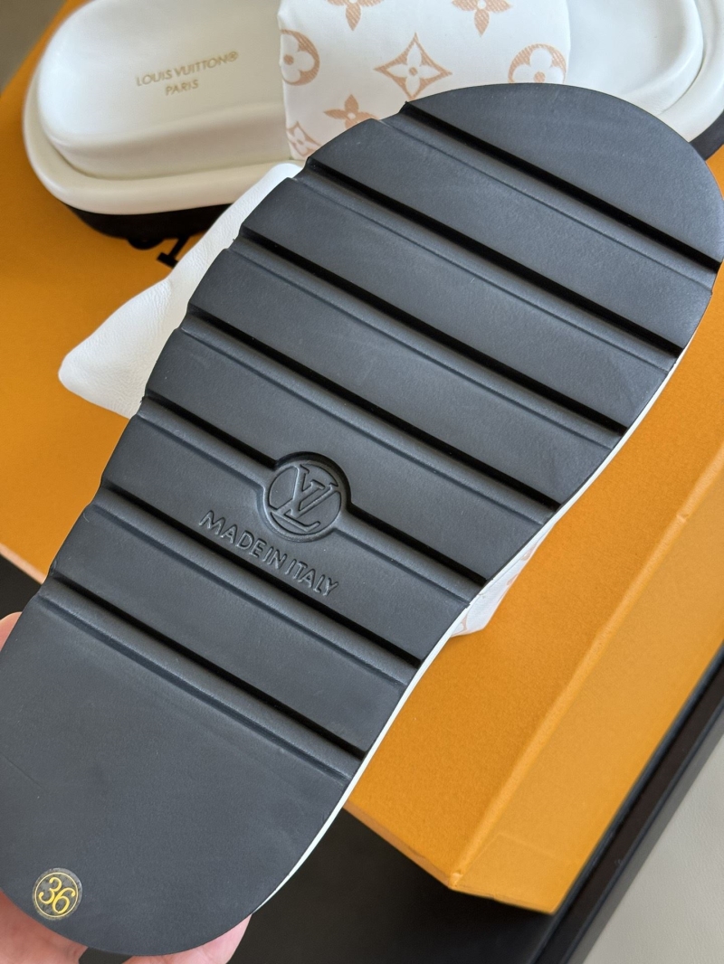 l0vis Vvtt0n slippers